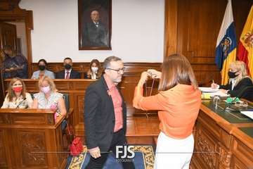 César Santana y Sergio Suárez reciben la medalla acreditativa de concejales de Telde/Francisco Javier Santana.